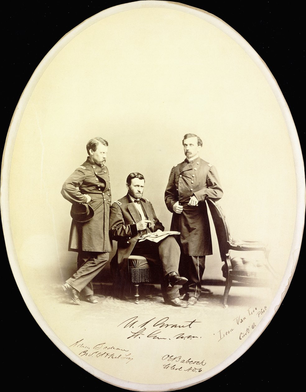 Signerat fotografi av Ulysses S. Grant och hans medhjälpare, Orville E. Babcock och Adam Badeau, i militäruniform, ca 1865 av American Photographer
