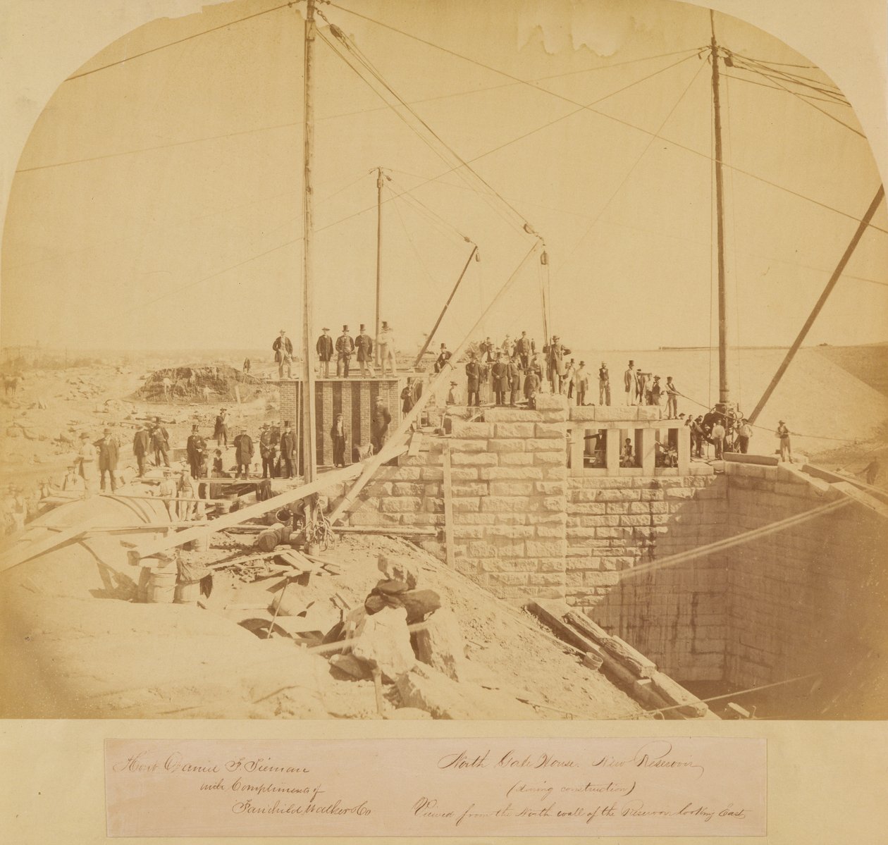 South Gate House of the New Reservoir, Central Park, under konstruktion (albumintryck) av American Photographer