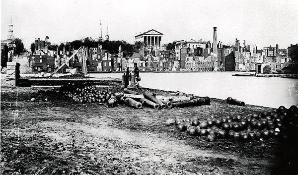 Södra sidan av Canal Basin, Richmond, Virginia, april 1865 (s/v foto) av American Photographer