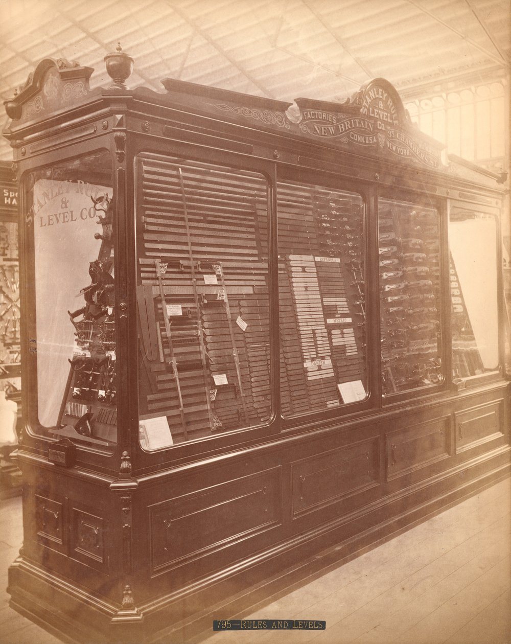 Stanley Rule and Level Co.s utställning, Centennial International Exhibition, Philadelphia, 1876 (albumintryck) av American Photographer