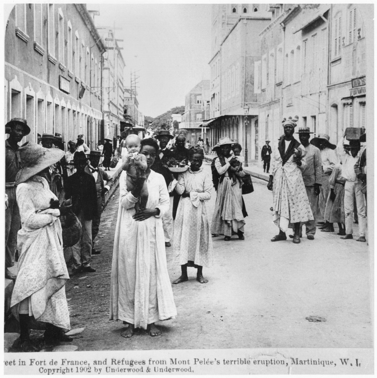 Gata i Fort de France med flyktingar efter utbrottet av Mount Pelee, Martinique, publicerad av Underwood och Underwood, 1902 av American Photographer