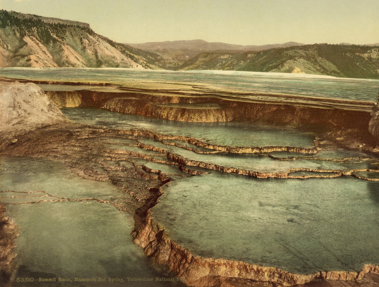 Summit Basin, Mammoth Hot Spring, Yellowstone National Park, ca 1898 (photochrom) av American Photographer
