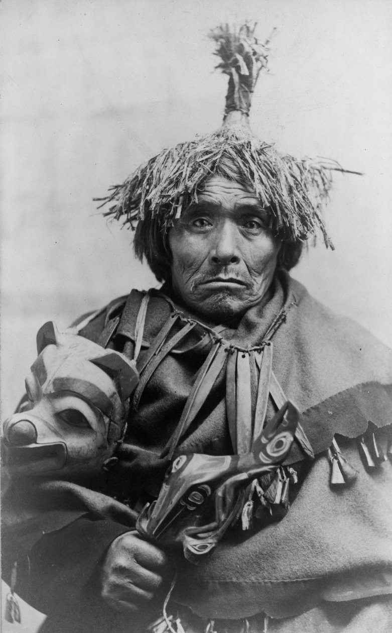 Takou Indian doctor, Alaska, ca 1899 (s/v foto) av American Photographer