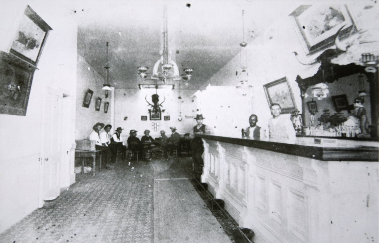 The Long Branch Saloon, Dodge City, Kansas, ca 1880 (s/v foto) av American Photographer