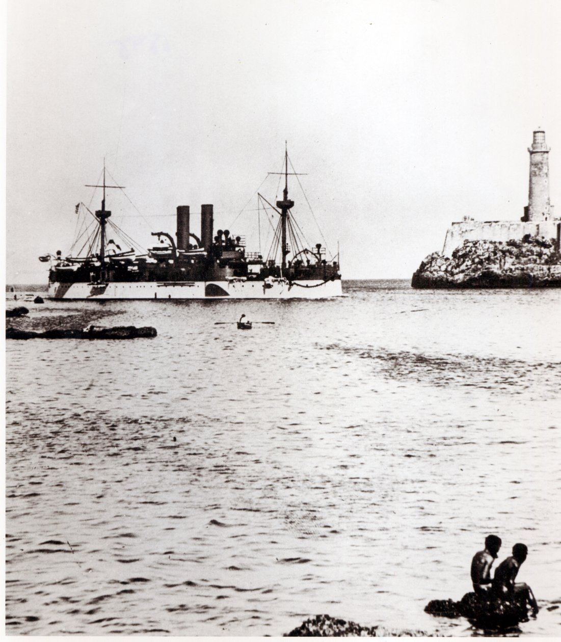 USS Maine anlöper hamnen i Havanna, Kuba, 1898 (se 206526, 206527) av American Photographer