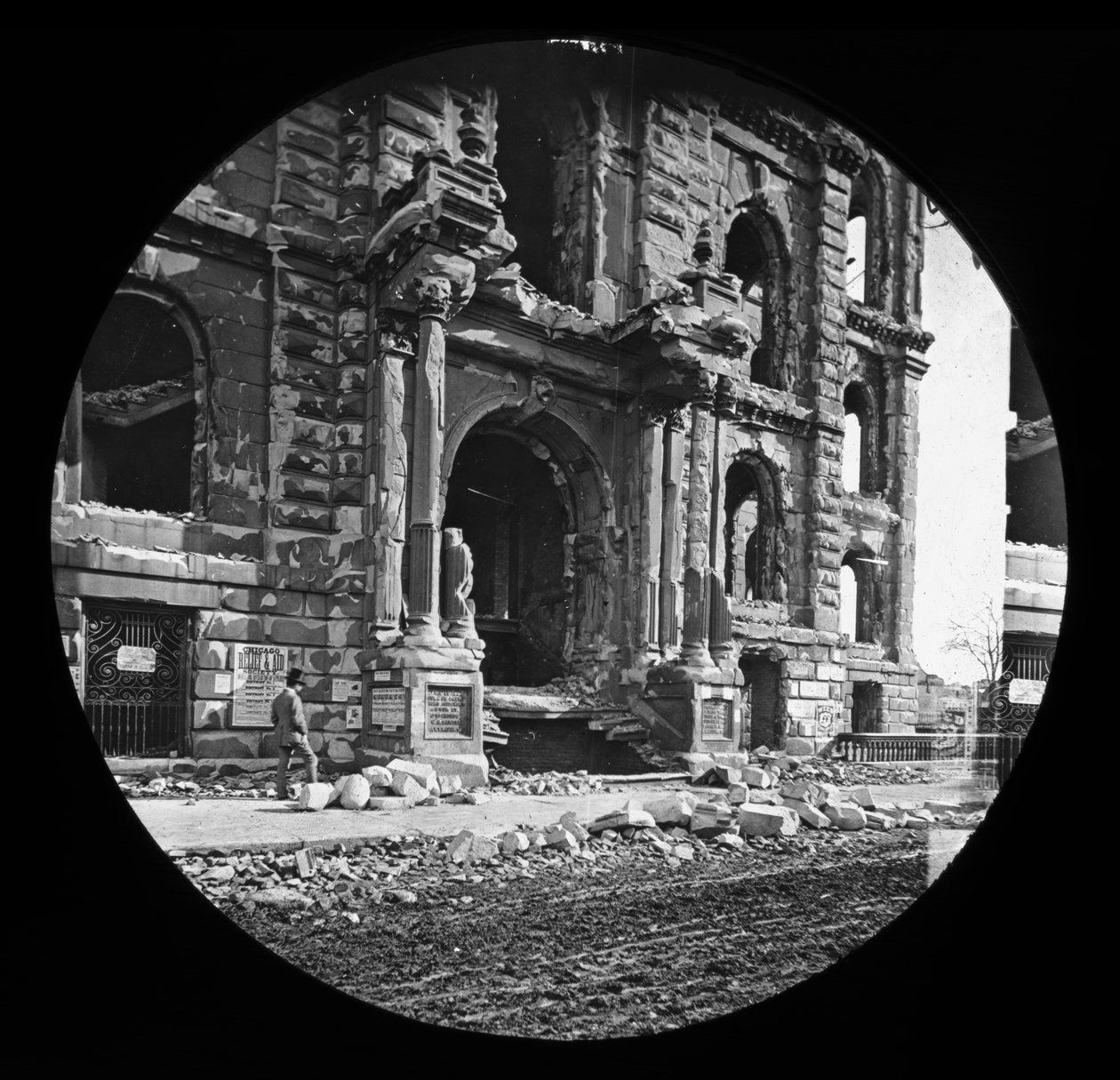 Den västra ingången till domstolsbyggnaden efter den stora branden i Chicago, 1871 (rutschbana av glaslykta) av American Photographer