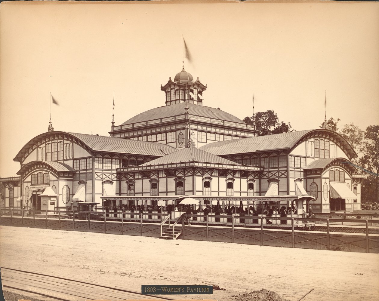 The Womens Pavilion, Centennial International Exhibition, Philadelphia, 1876 (albumintryck) av American Photographer
