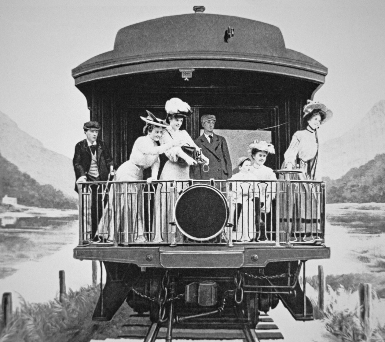 Turister som tar natursköna fotografier från den bakre observationsplattformen på ett tåg från Union Pacific av American Photographer