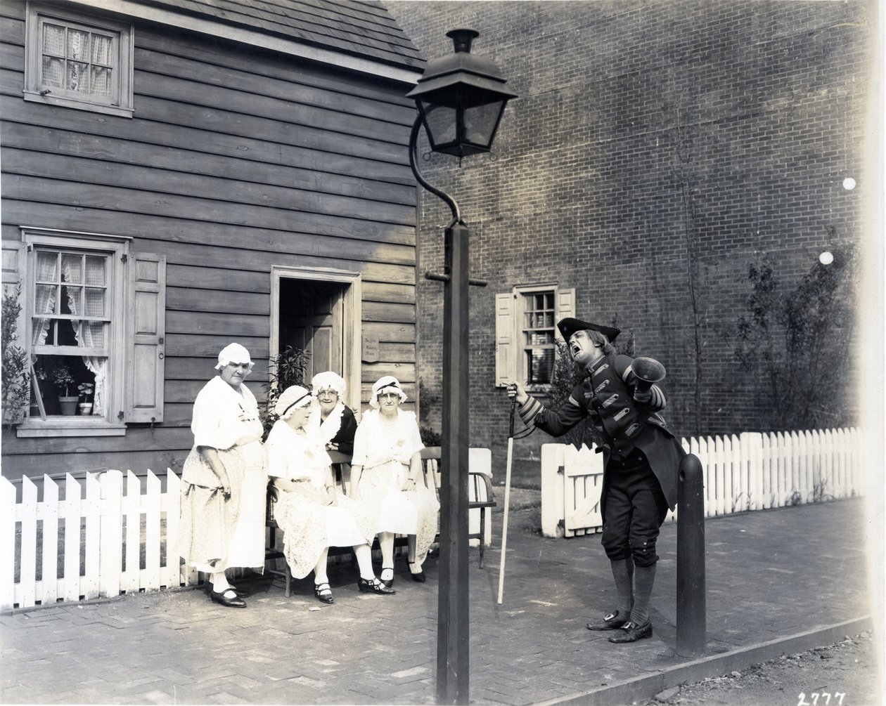 Town Crier on the High Street, 1926 (gelatinsilvertryck) av American Photographer