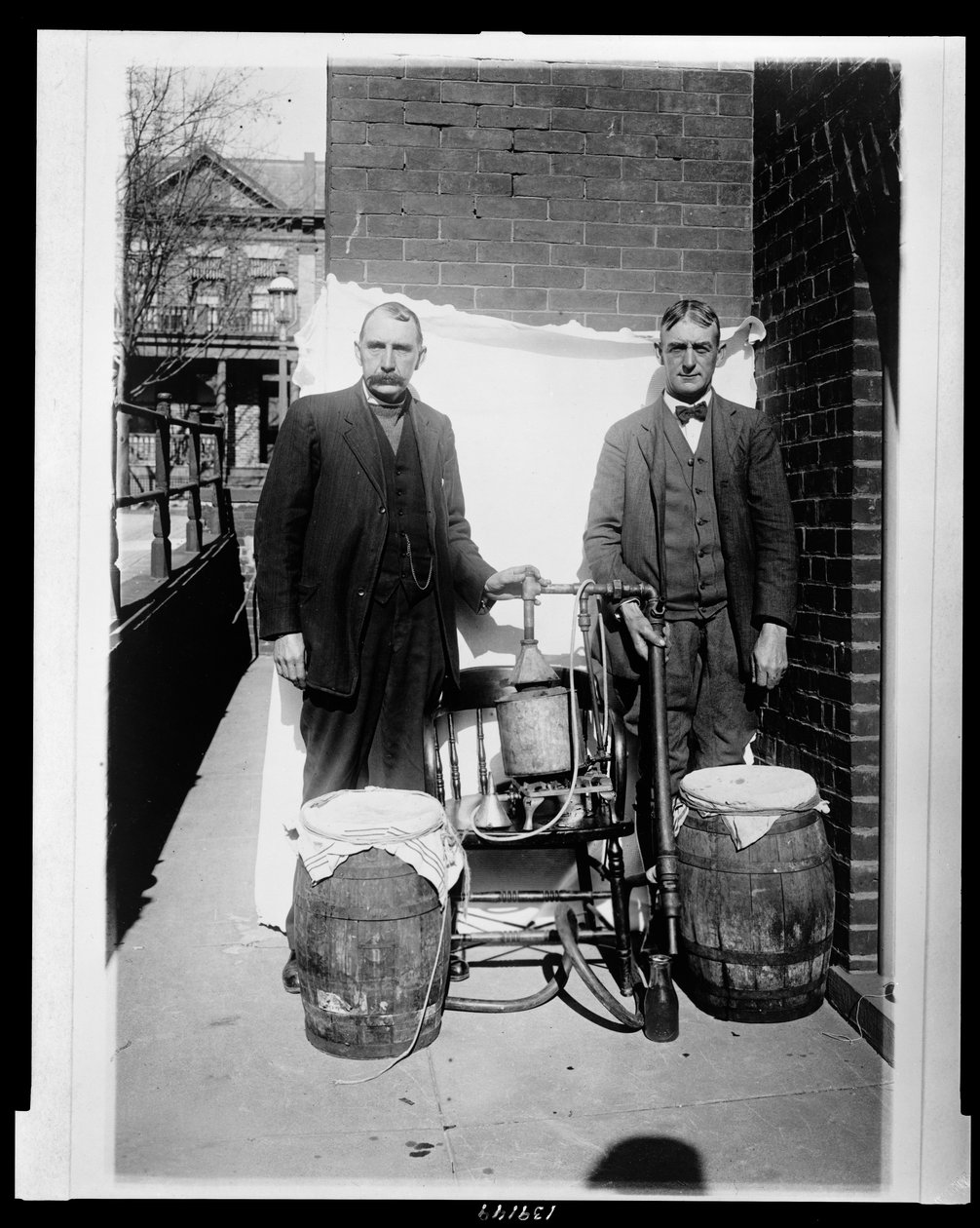 Två män poserar med en whisky still av American Photographer