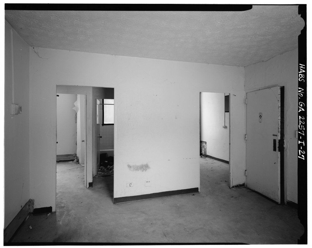 Typisk lägenhet med 2 sovrum med ingång till den, hall med badrum och sovrum (vänster), ingång till kök (höger) - Techwood Homes, Building No. 6, 465 Techwood Drive & 119-125 Hunnicutt Street, Atlanta, Fulton County, GA av American Photographer
