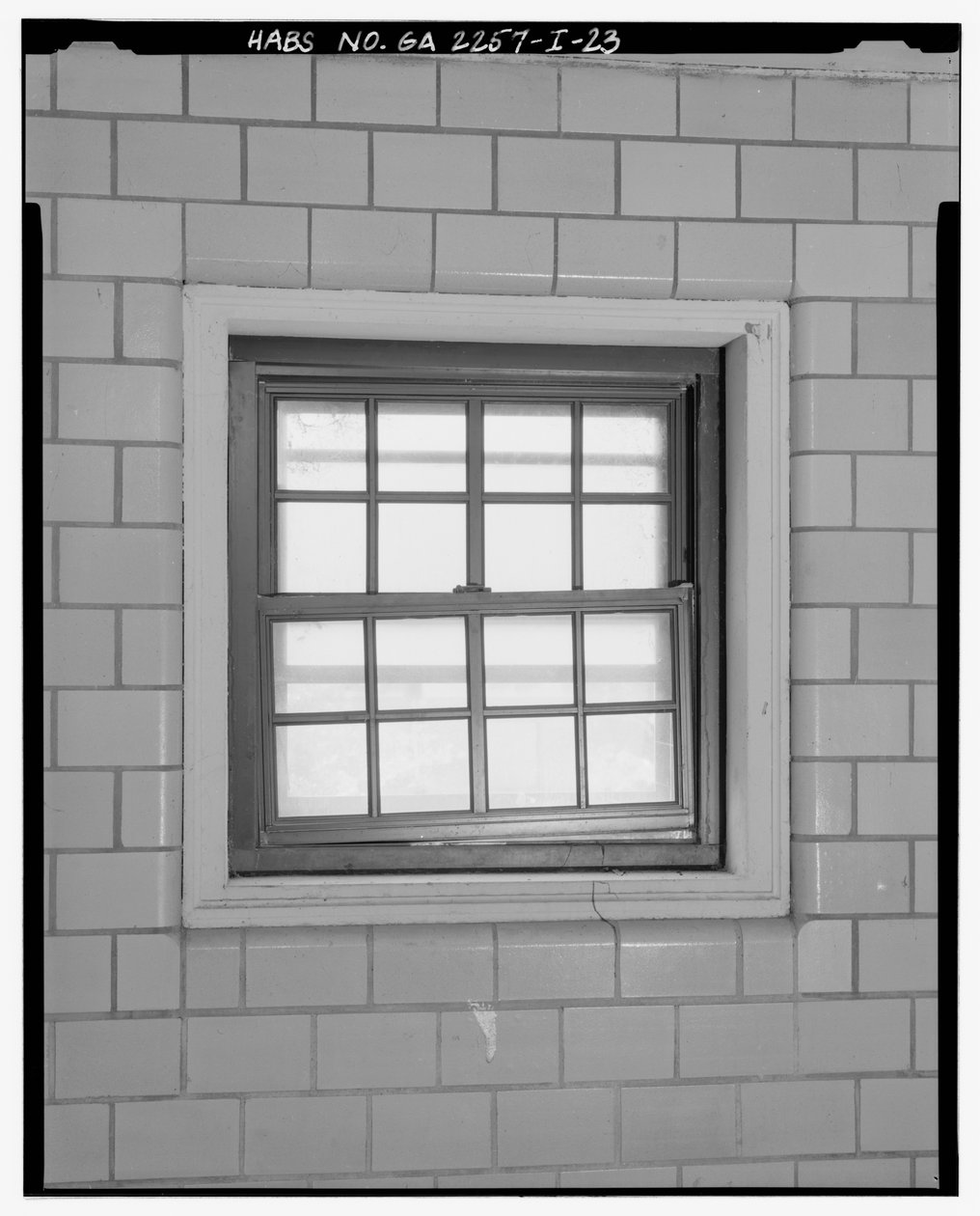 Typisk trapphusfönsterdetalj. - Techwood Homes, Building No. 6, 465 Techwood Drive & 119-125 Hunnicutt Street, Atlanta, Fulton County, GA av American Photographer