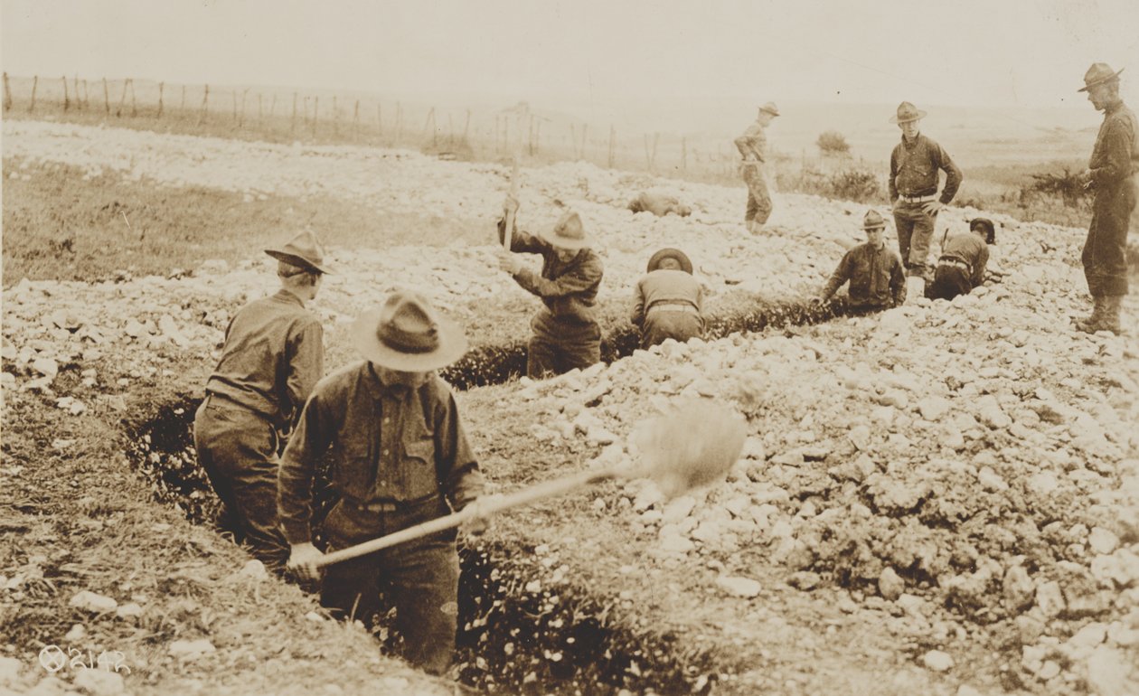 Amerikanska marinsoldater i Frankrike gräver in, 1917-19 av American Photographer