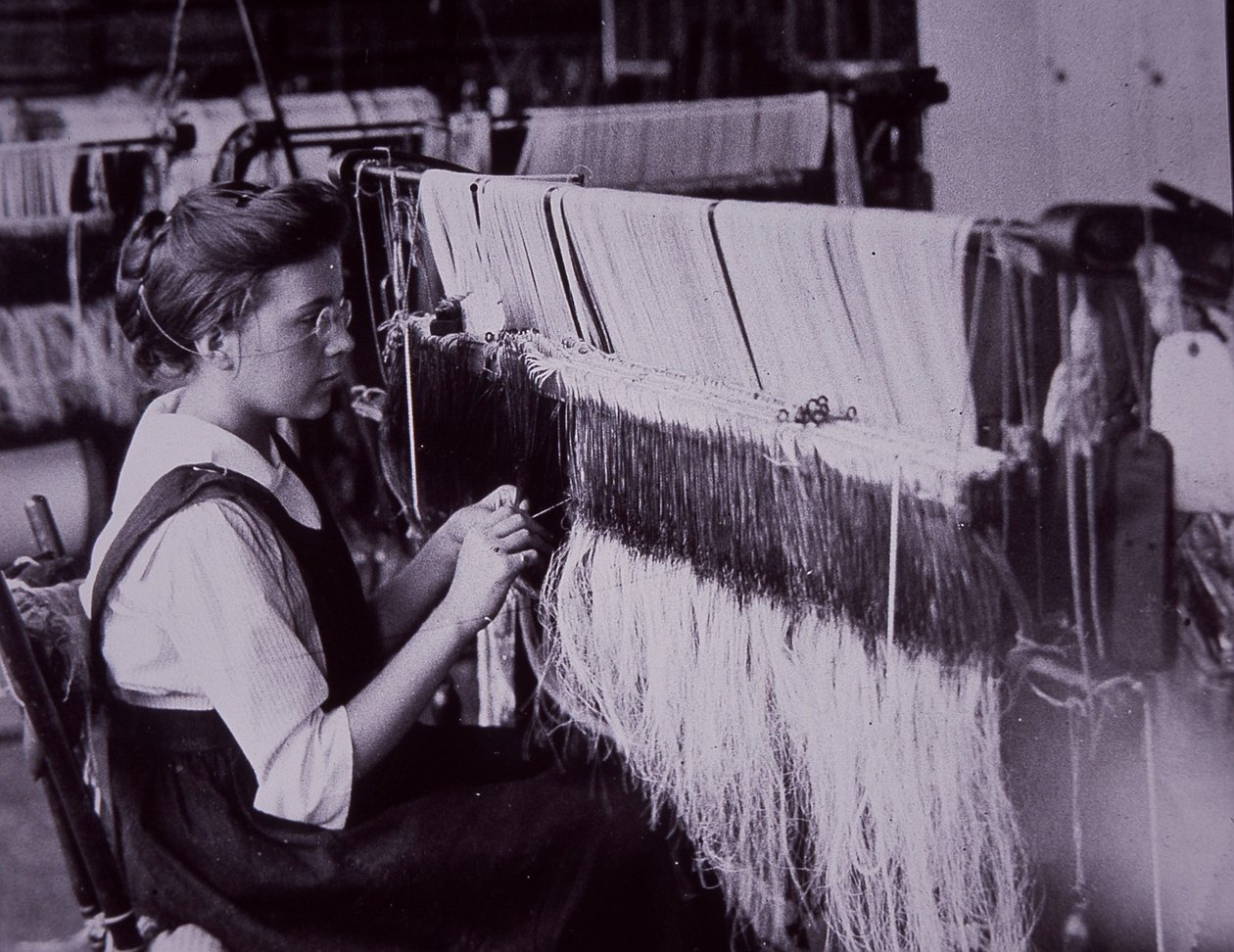 Amerikansk textilindustri, textiloperatör i Massachusetts bomullsbruk, ca 1900 (s/v foto) av American Photographer