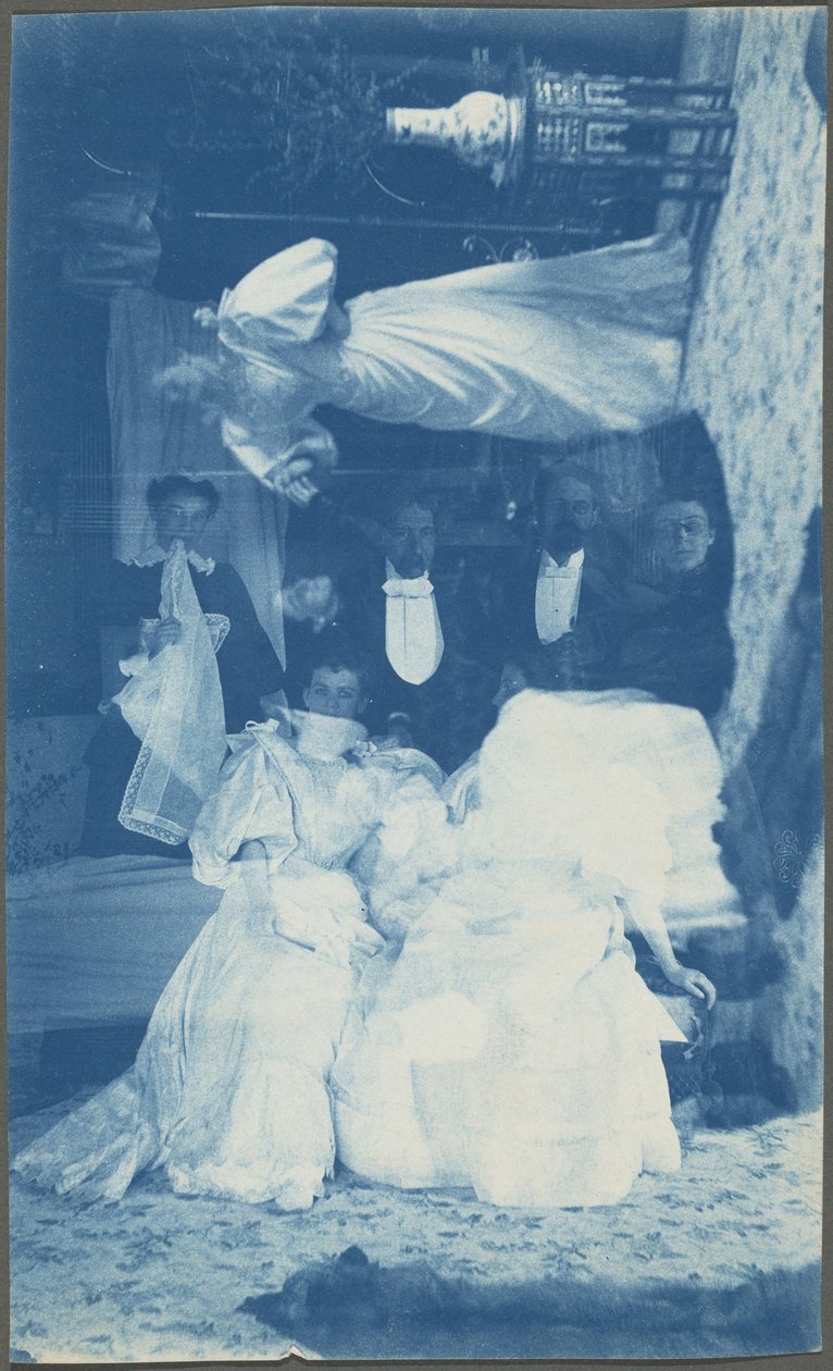 Utan titel (dubbelexponering av flera personer i interiör),1890-tal (foto) av American Photographer