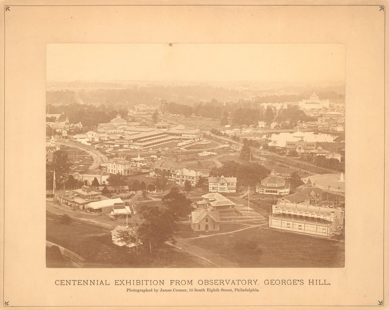 Utsikt över Centennial International Exhibition, från observatoriet, Georges Hill, Philadelphia, 1876 (silveralbumintryck) av American Photographer