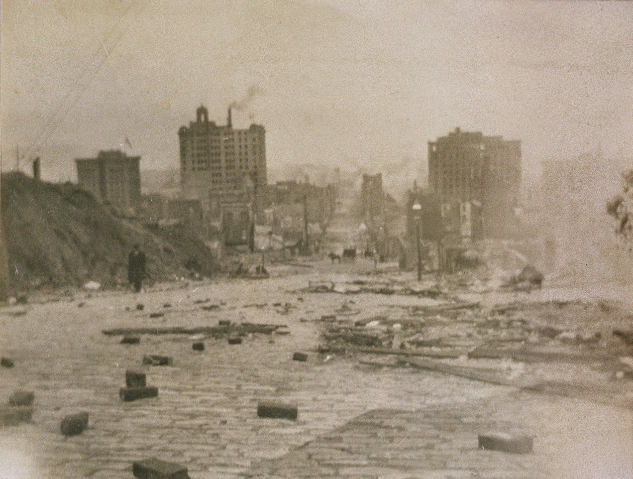 Utsikt över San Franciscos skyline med rök från branden orsakad av jordbävningen, 1906 av American Photographer