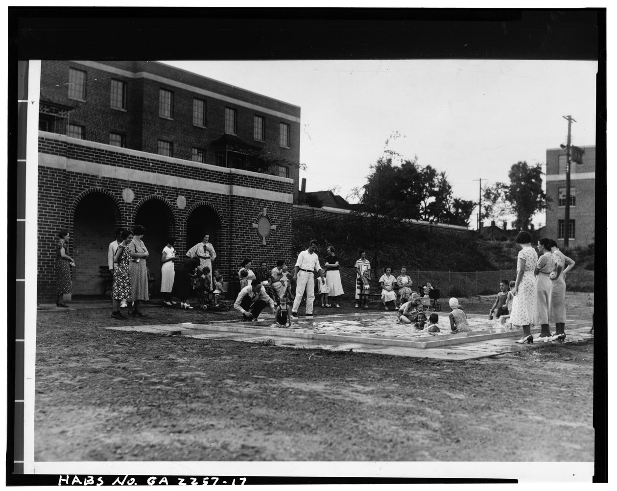 Wading pool, Techwood Homes (Public Housing), Bounded by North Avenue, Parker Street, William Street & Lovejoy Street, Atlanta, Fulton County, GA, ca 1940 (s/v foto) av American Photographer