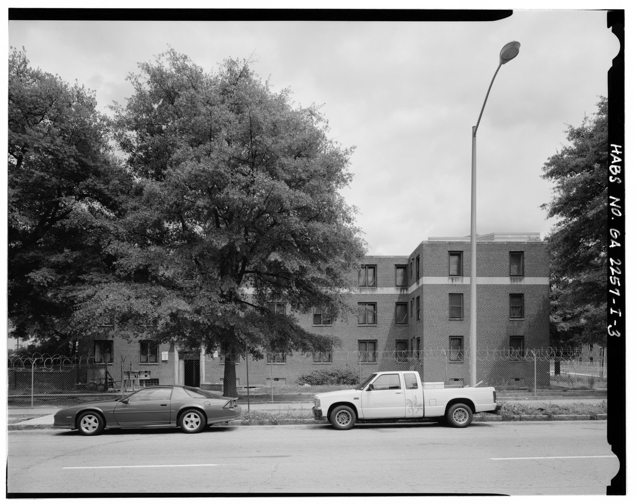 Västra sidan, 465 Techwood Drive och 125 Hunnicutt Street (till höger). - Techwood Homes, Building No. 6, 465 Techwood Drive & 119-125 Hunnicutt Street, Atlanta, Fulton County, GA (s/v foto) av American Photographer