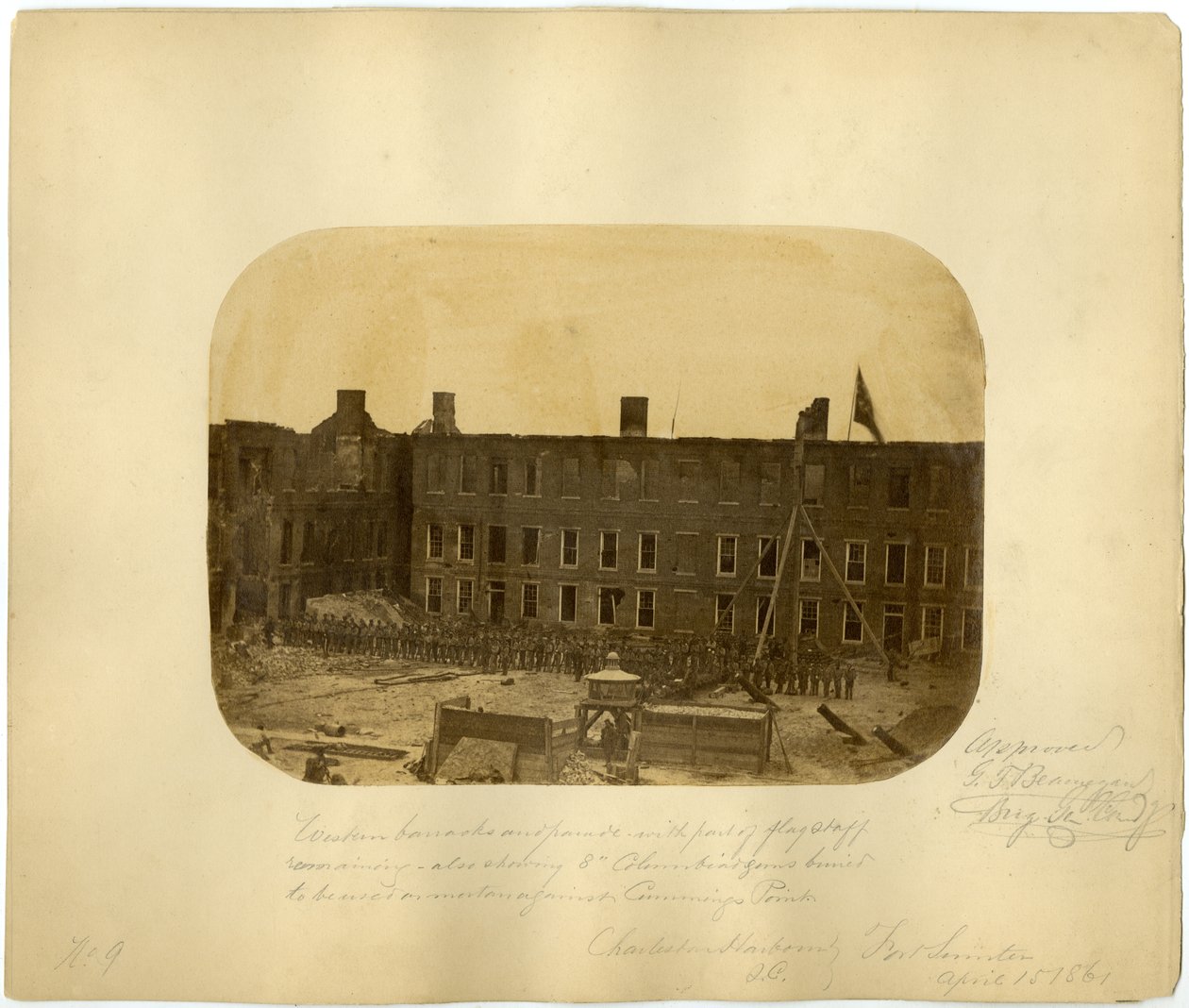 Western Barracks and Parade, Slaget vid Fort Sumter, 15 april 1861 av American Photographer