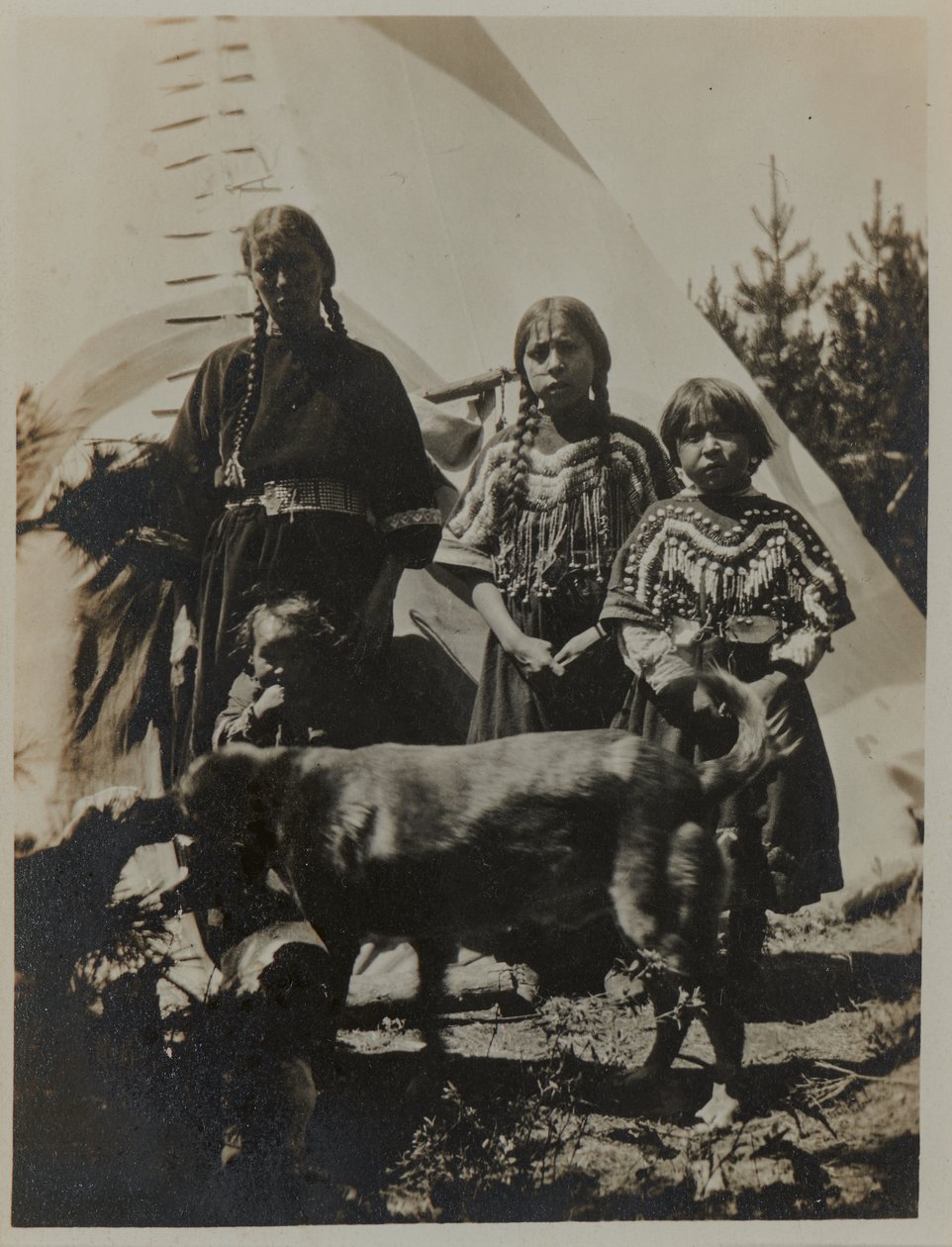 Kvinna, två flickor och ett barn med hund, ca 1900. Gelatinsilverfotografi av American Photographer