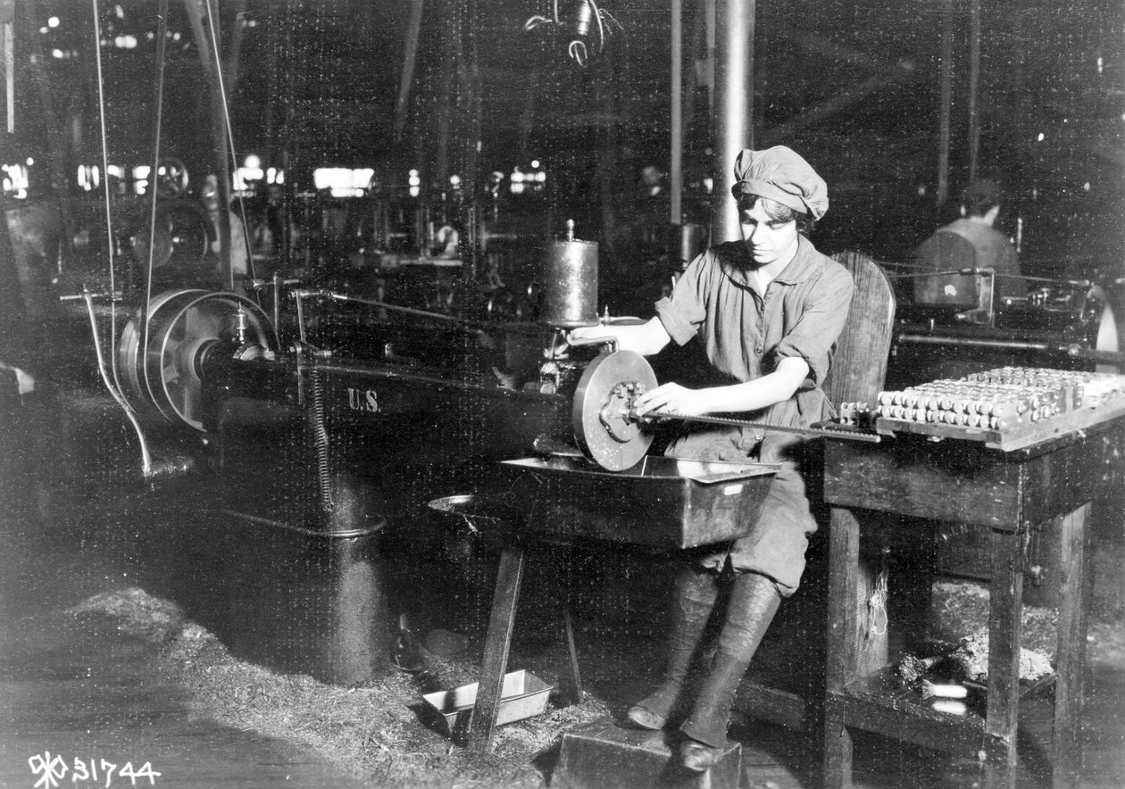 Kvinna med nyckelsäte framför siktehållare för gevär, Eddystone Rifle Plant, Eddystone, Pa., under första världskriget, 1914-18 av American Photographer