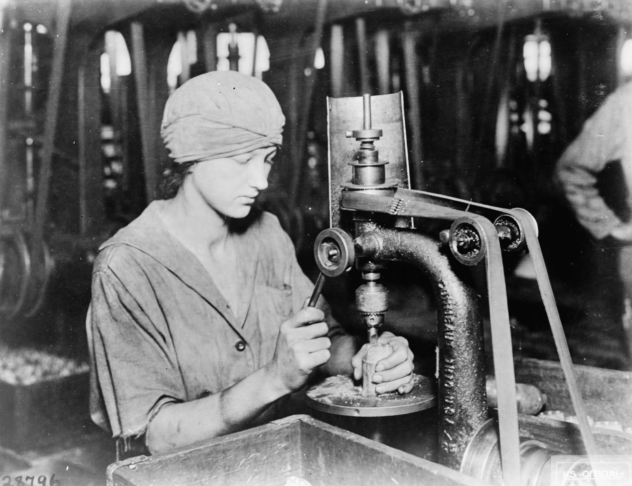 Kvinna försänker sprängkapsrörets hål och fyller hål i handgranaten vid Westinghouse Electric & Mfg. Co., East Pittsburgh, Pa., under första världskriget, 1914-18 av American Photographer