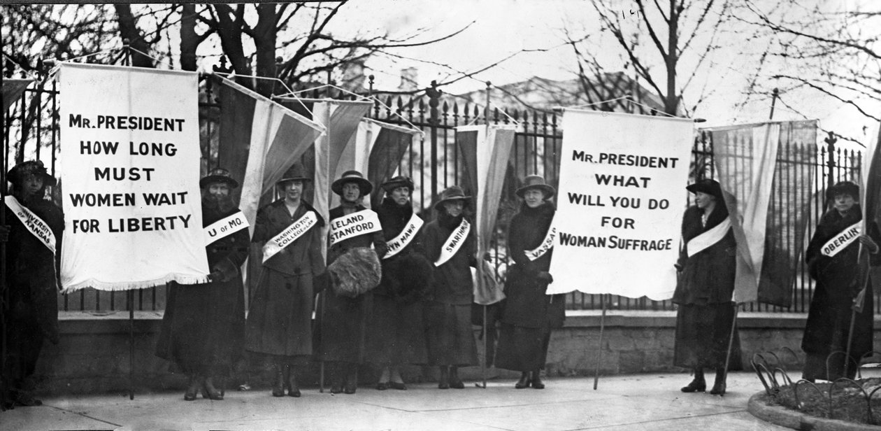 Kvinnliga suffragister spelar strejk framför Vita huset, Washington DC, pub. 1917 av American Photographer