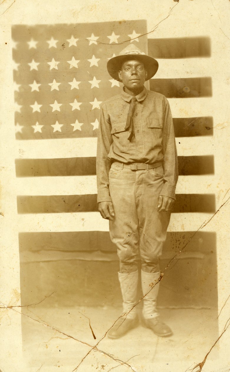 Första världskrigets soldat med amerikansk flagga i bakgrunden, 1914-18 av American Photographer