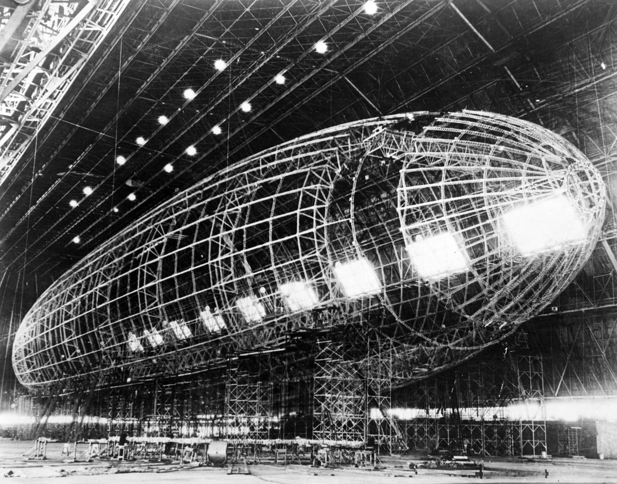 Worlds Largest Dirigible nästan färdigställd, publicerad på 1930-talet av American Photographer