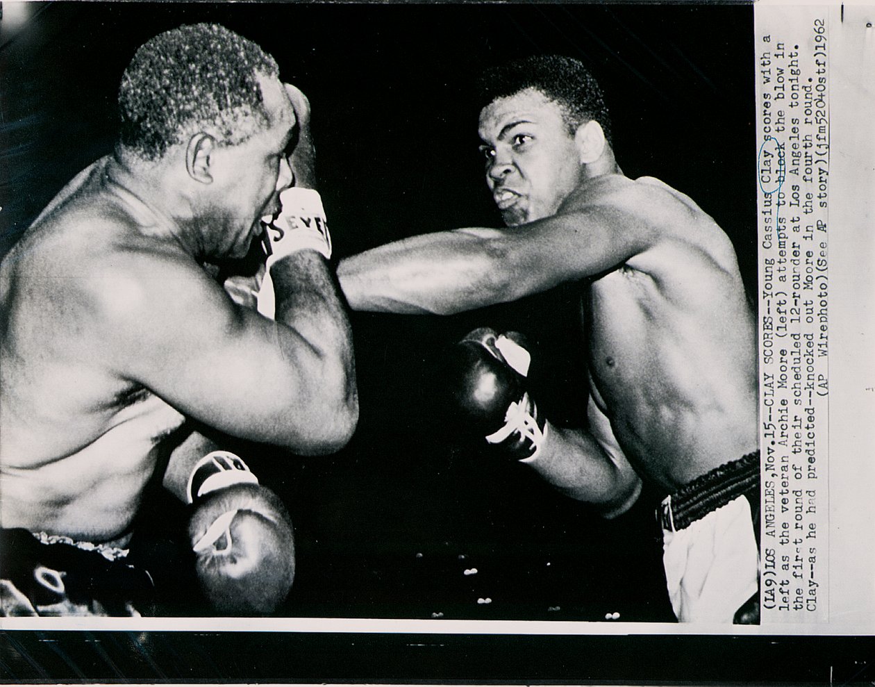 Unge Cassius Clay gör mål med vänster mot veteranen Archie Moore i den första omgången av kampen i Los Angeles av American Photographer