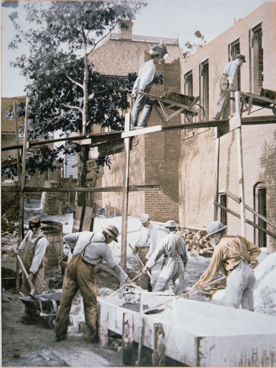 Afroamerikaner bygger en förlängning på Negro Industrial Institute i Tuskegee, Alabama av American School