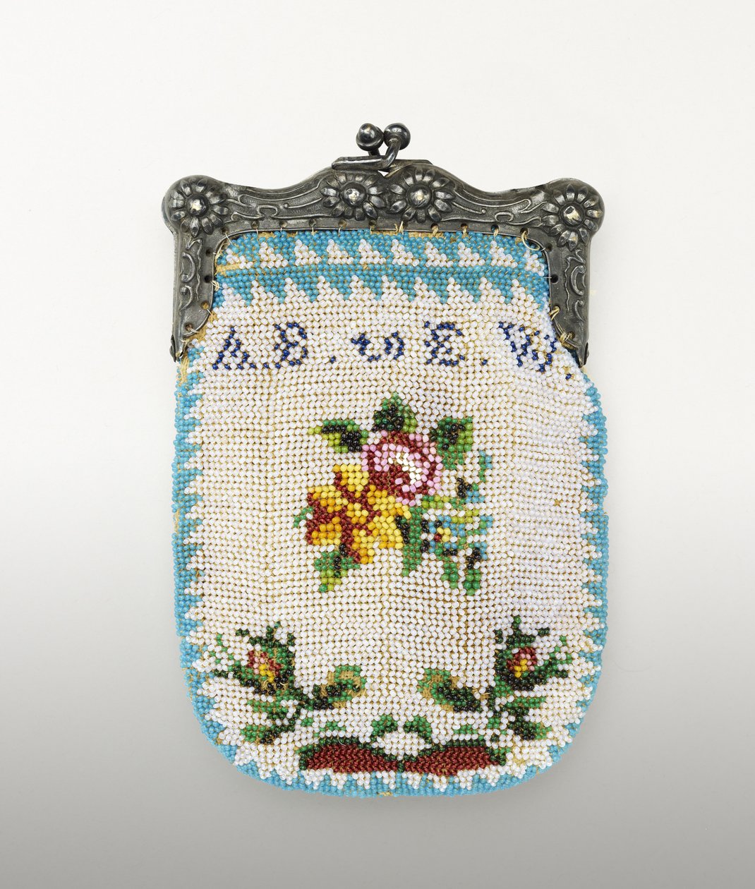 Pärlpåse, ca. 1843 (glaspärlor, nickelsilver och textilstöd) av American School