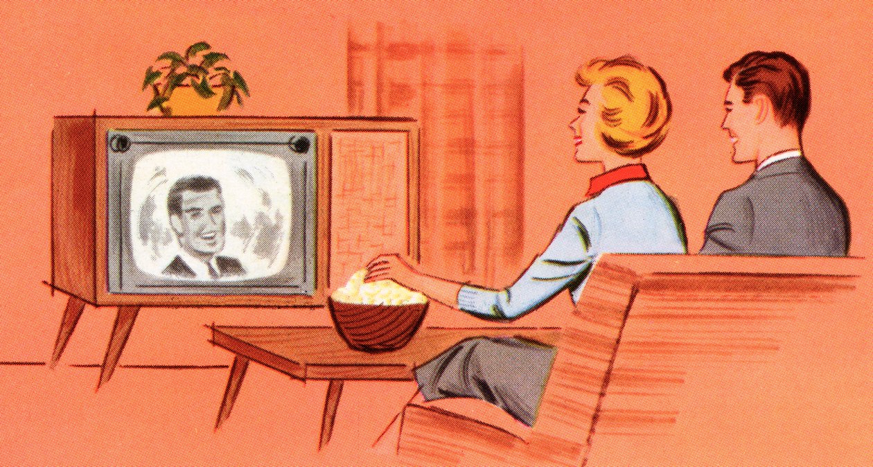Ett par tittar på en retro-tv i sitt vardagsrum av American School