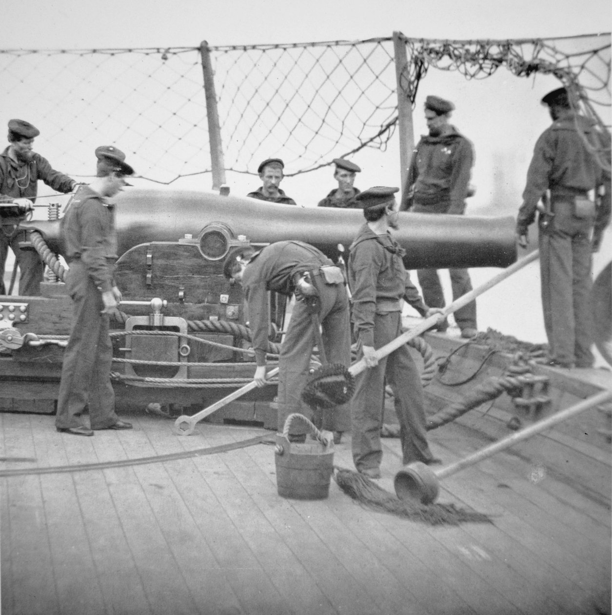 Federal Sailors Man en 9-tums Dahlgren Gun (s/v fotografi) av American School