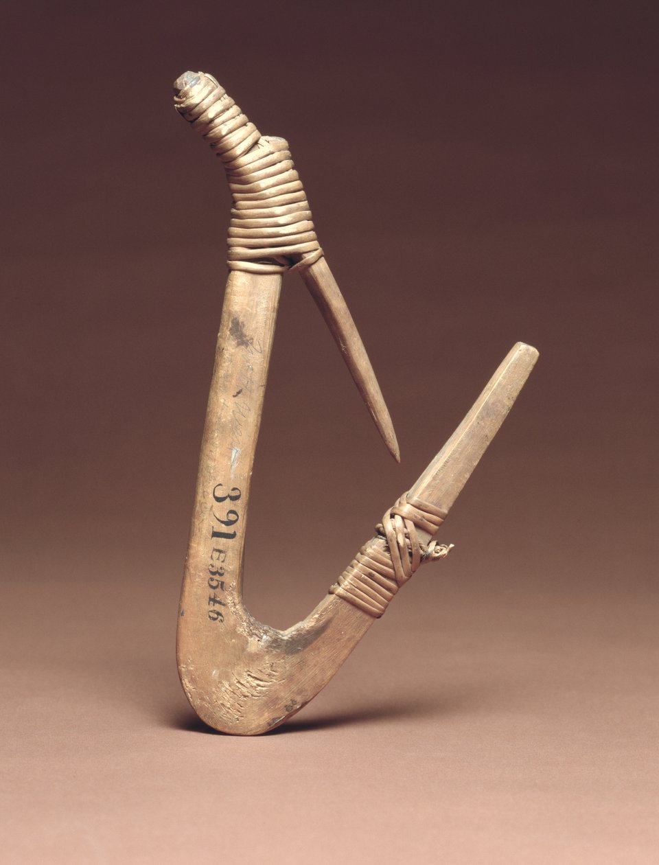Halibutkrok, ca 1800 (trä och granrot) av American School
