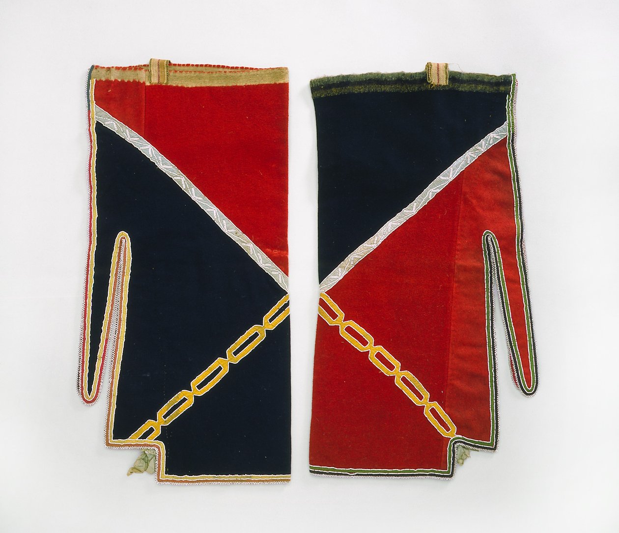 Leggings, Chippewa, ca 1840 (ulltyg, glaspärlor, sidenband, bastfiberband och tråd) av American School