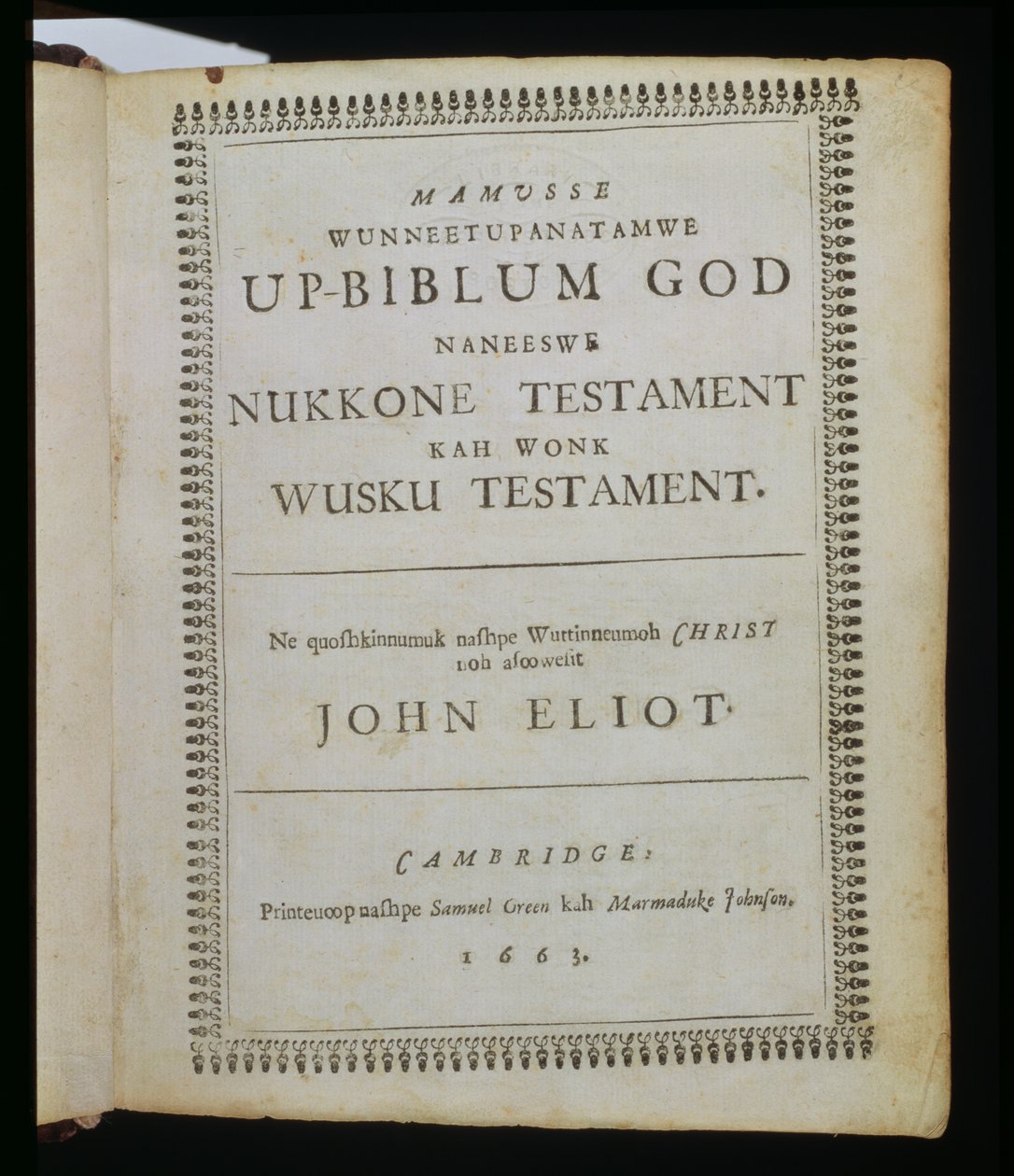 Mamusse Wunneetupanatamwe up-Biblum God (The-Whole Holy his-Bible God), titelsida från Bibeln, även känd som Eliot Indian Bible, översatt till Massachuset-språket av pastor John E av American School