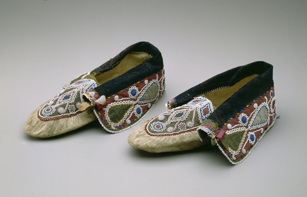 Mockasiner, Chippewa, ca 1835 (bockskinn, glaspärlor, bomull, sidentyg och band) av American School