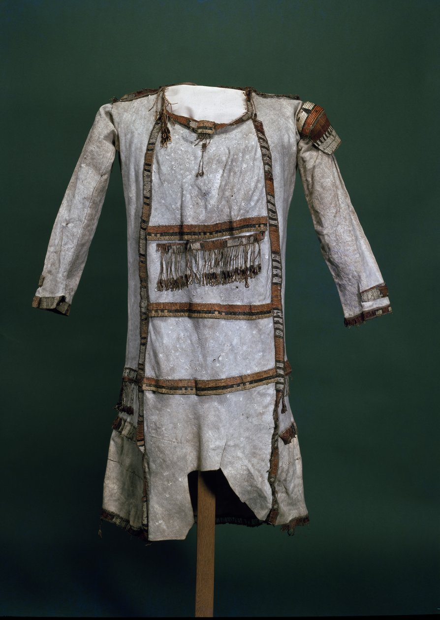 Native American knälång skinnskjorta (caribou skin) (för framsidan se 109423) av American School