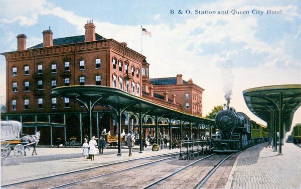 Vykort från Baltimore och Ohio Railroad Station och Queen City Hotel, Cumberland, Maryland, ca 1910 (lito i färg) av American School