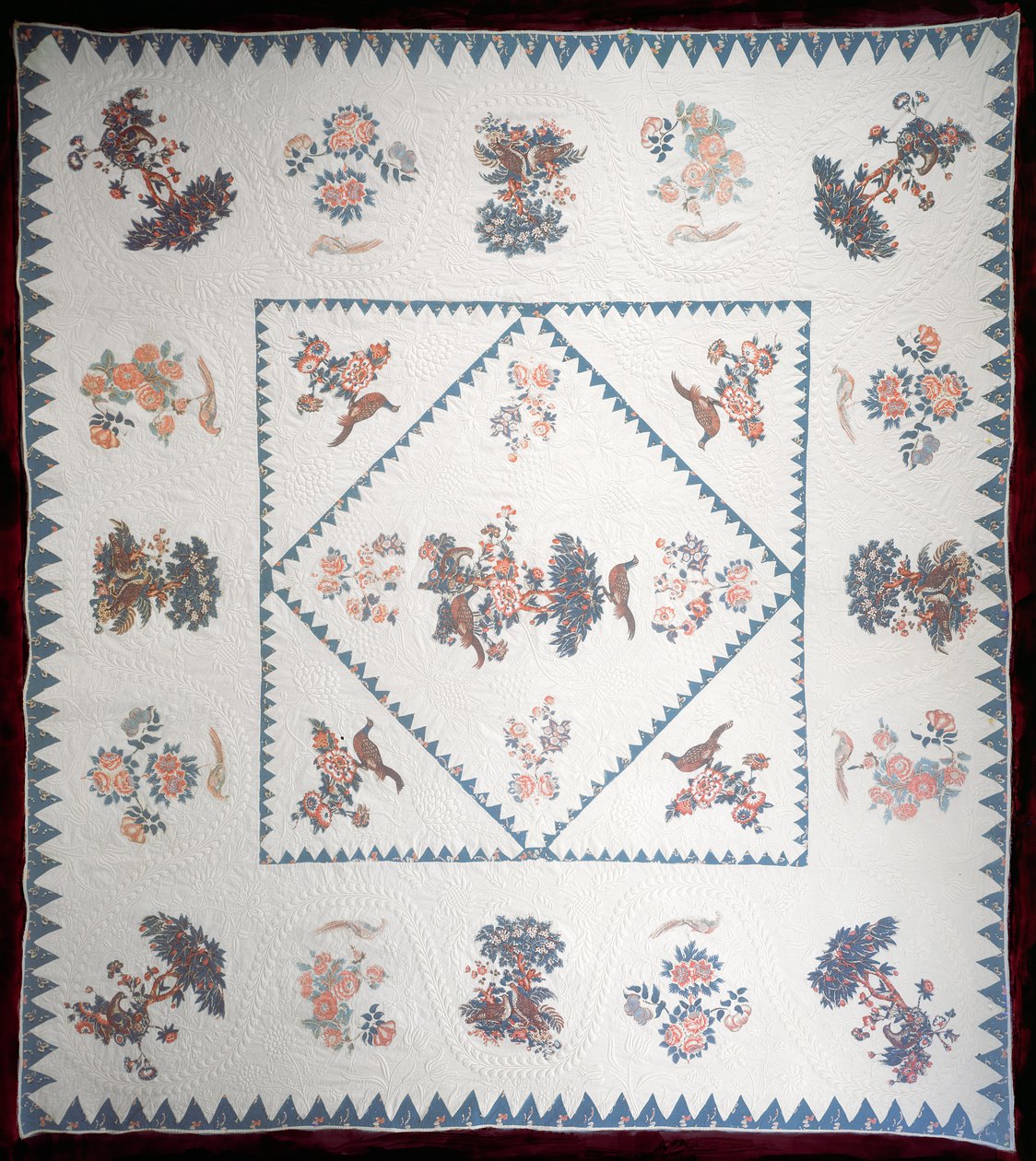 Täcke i Broderie Perse, ca 1800 (applicerad, tryckt bomull på quiltgrund) av American School