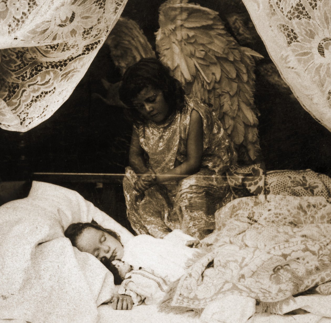 Sovande flicka som övervakas av sin skyddsängel, 1898 (stereograf) av American School