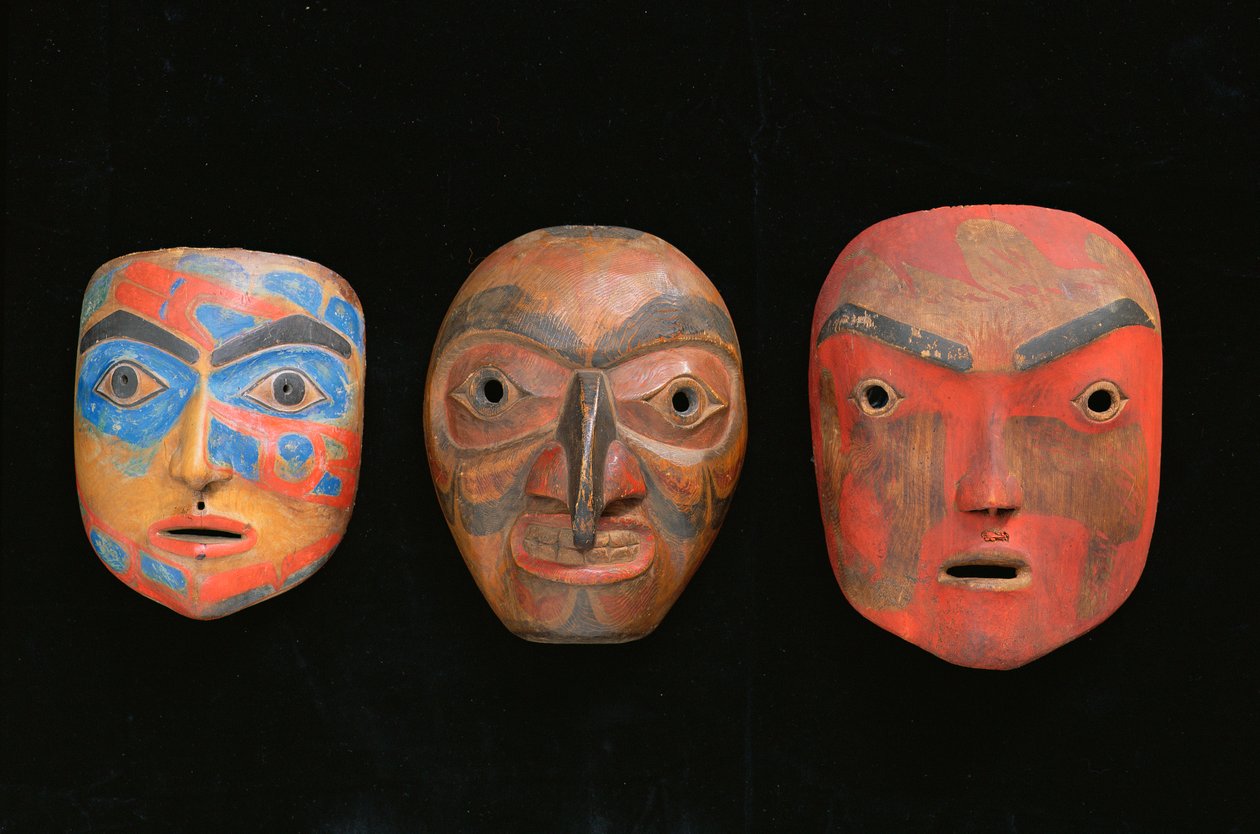 Tre shamanmasker (målad terrakotta) av American School