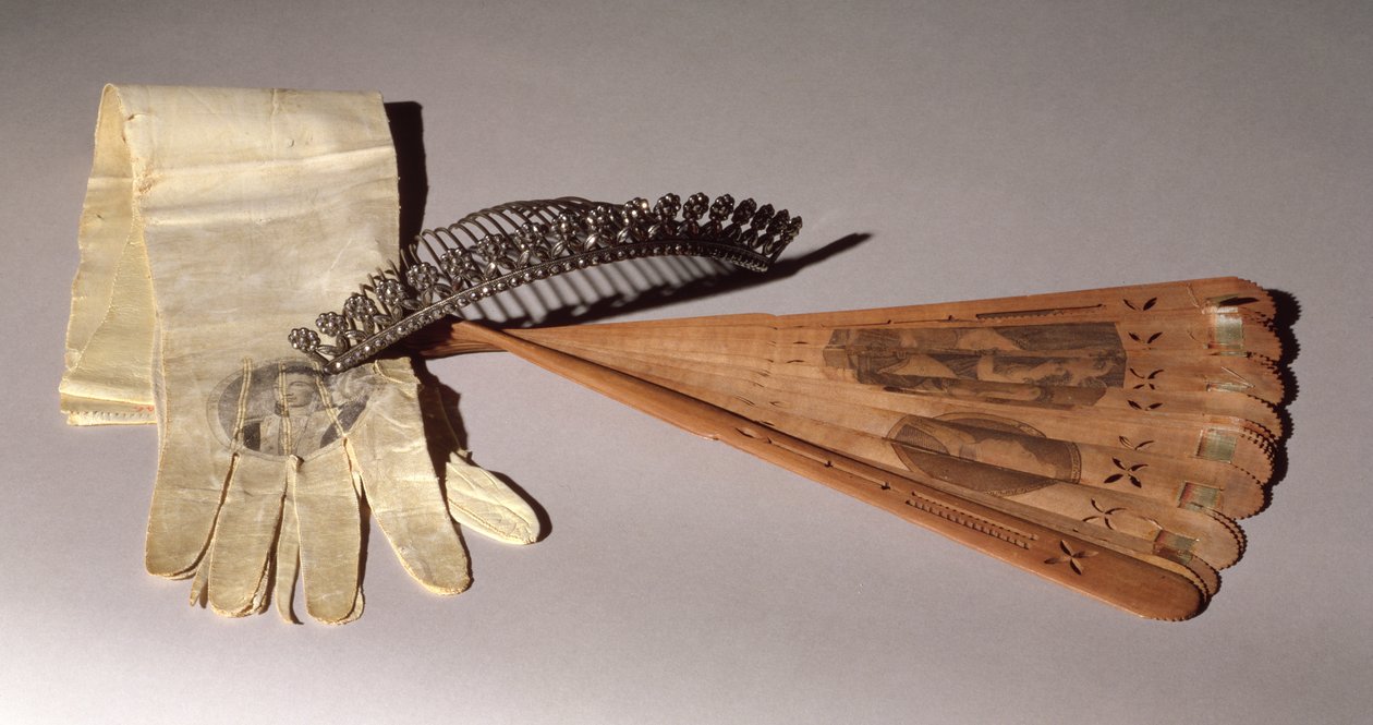 Tiara, handskar och solfjäder, alla burna till en bal för att hedra Lafayette (1757-1834) den 14 september 1824 av American School