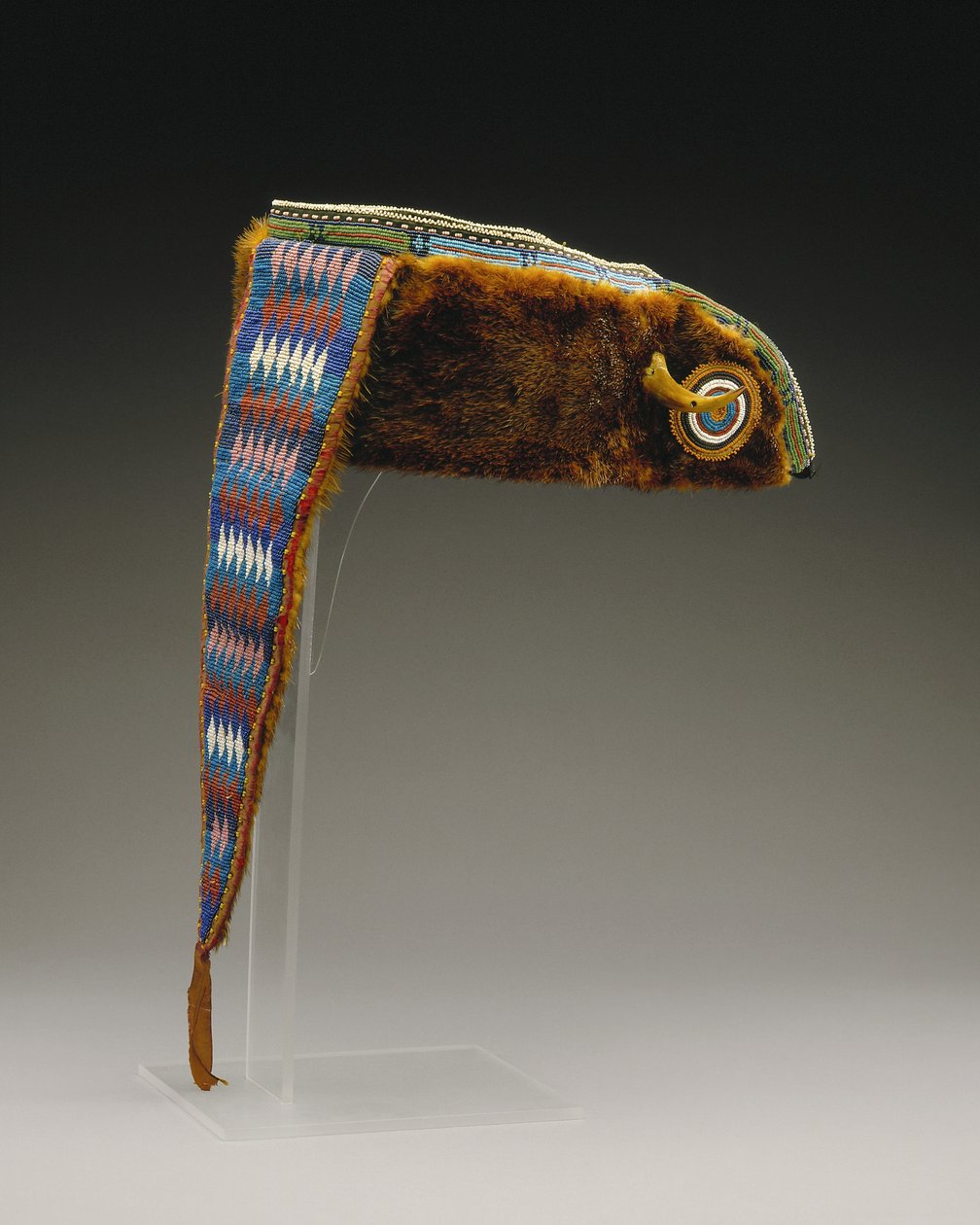 Turban, Mesquakie, ca 1880 (utterskinn, bomullstyg, sidenband, glaspärlor och björnklo) av American School