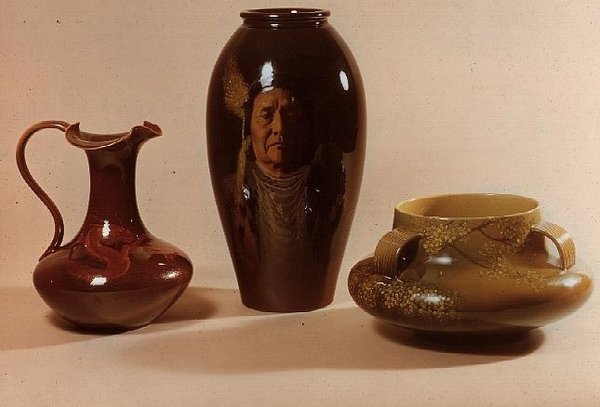 Vas med porträtt av Chief Joseph av Nez Perce-stammen, signerad av W.P.Macdonald; ewer med drakmotiv märkt med initialer av Albert R.Valentien; skål med japanskt blommotiv (keramik) av American School