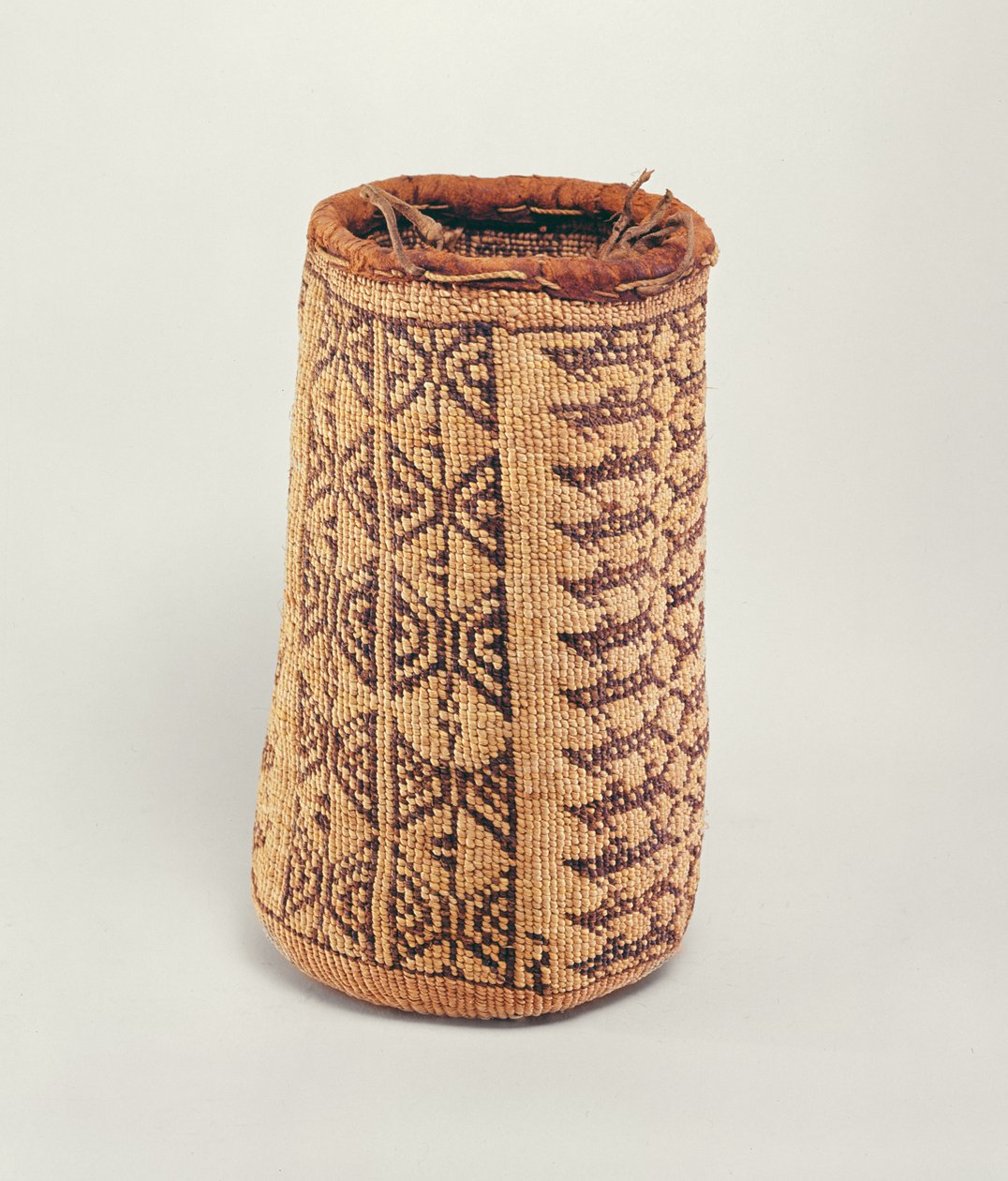 Wasco plånbokskorg, från nordvästra amerikanska kusten (vävd fiber) av American School