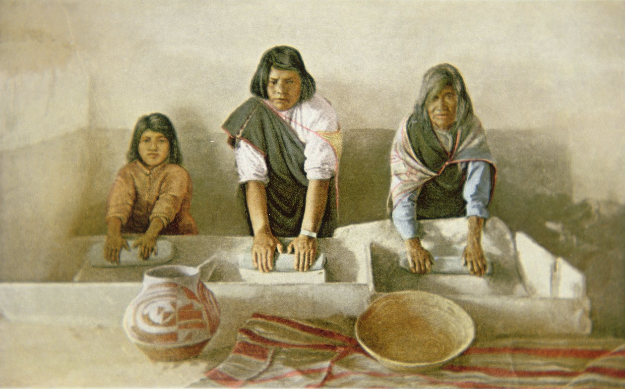 Kvinnor som maler majs, Pueblo of Laguna, ca 1905 (färg litho) av American School