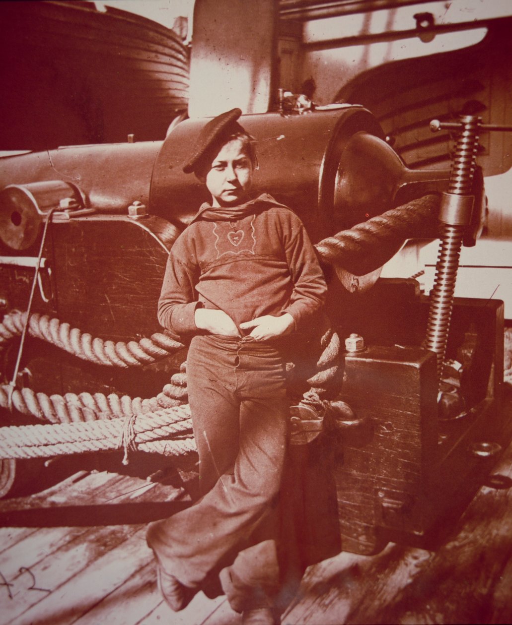 Ung "Powder Monkey" (s/v fotografi) av American School